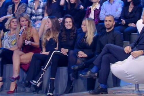 Isola dei Famosi, Bossari contro Eva Henger: dove vuoi arrivare? E scoppia l'auricolare-gate