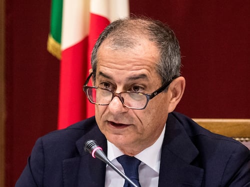 Alitalia, Tria smentisce Di Maio: "Mai parlato di un intervento del Tesoro"