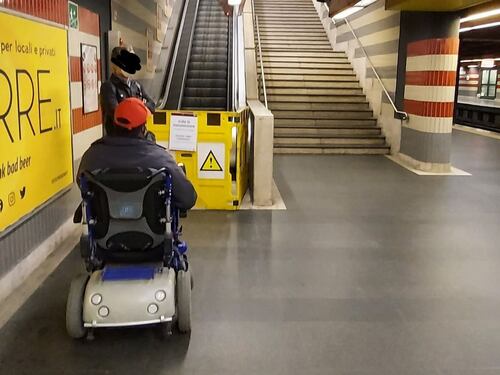 Tutti gli ascensori guasti. Disabile resta prigioniero della metropolitana A di Roma