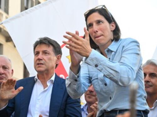 Conte ora si tira indietro: "Se Schlein vince le primarie sarà lei a guidare"