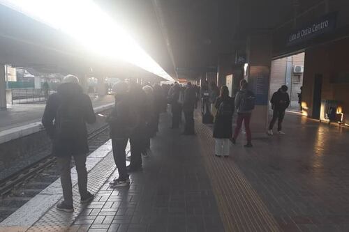 Metromare, incubo per i pendolari: linea interrotta tra Acilia e Colombo. Caduto un albero