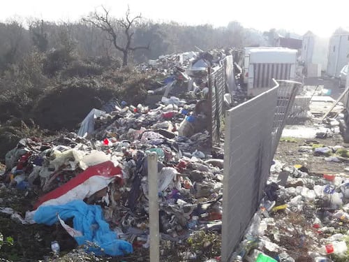 Va a fuoco la discarica nel campo nomadi