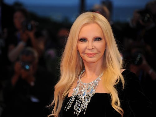 Patty Pravo in vacanza nel Salento in Puglia, cade in barca e si frattura la spalla