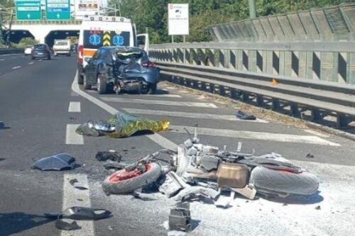 Roma, scontro tra auto e moto sul Gra: perde la vita un centauro 27enne