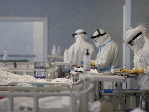 Covid, contagi in calo ma i decessi aumentano: la settimana da incubo, quanti morti
