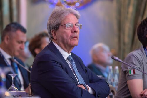 Migranti, Gentiloni bacchetta il suo Pd: "Non soffi sul fuoco"