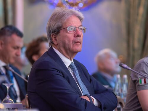 Migranti, Gentiloni bacchetta il suo Pd: "Non soffi sul fuoco"