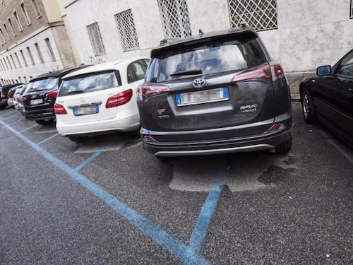 Rivolta contro le strisce blu della Raggi