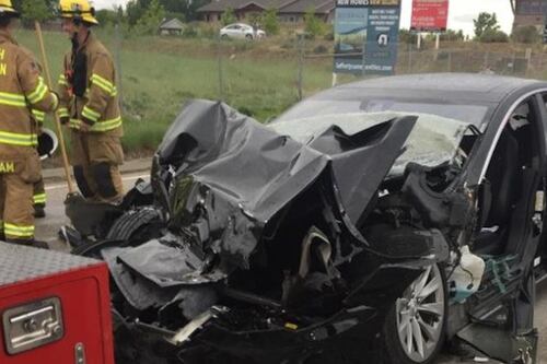Utah, Tesla a guida autonoma si schianta contro un camion fermo al semaforo. Indagini in corso