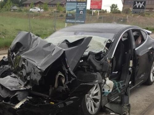 Utah, Tesla a guida autonoma si schianta contro un camion fermo al semaforo. Indagini in corso