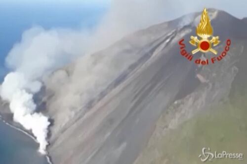 Stromboli, eruzione e lava in mare: crolla una parte della terrazza craterica