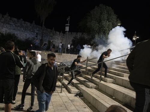 Lanci di pietre e granate, nuove tensioni tra palestinesi e polizia israeliana