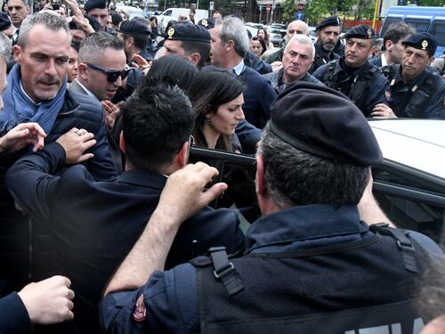 Casal Bruciato, la Raggi difende i rom e fa irritare Di Maio