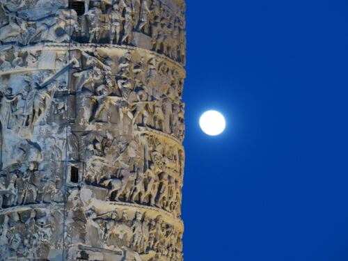 Alzate gli occhi al cielo e guardate Quella luce resterà con noi domani