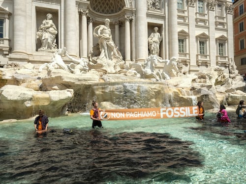 Gli “squadristi” del clima: cercano di impedire ai ministri di parlare e danneggiano i monumenti