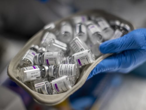 Astrazeneca, l'ammissione sul vaccino anti-Covid: "Può causare sindrome da trombosi"