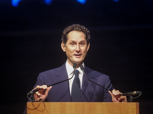 Stellantis, “momenti duri”. Elkann ritrova la voce e visita Maserati dopo l’addio a Tavares