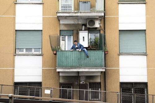 Come Fantozzi, Ivan Tamburrini sul balcone della Tangenziale. La foto diventa virale