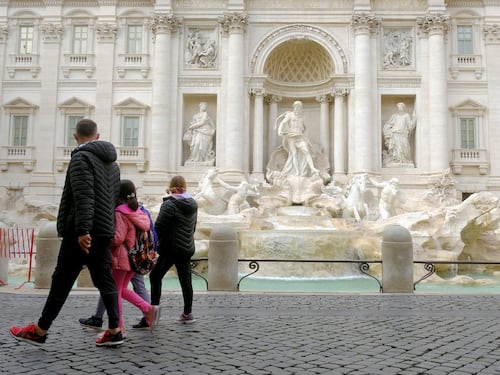 Troppa gente in centro, chiusi gli accessi a Fontana di Trevi