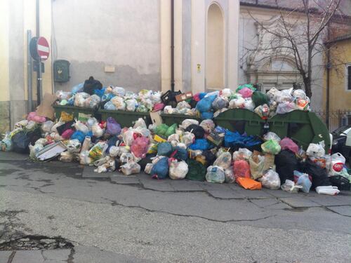 Bruciano i rifiuti nelle strade di Palermo