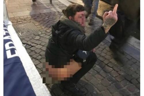 Aggressione ai gazebo di Fratelli d'Italia, ragazza urina sui manifesti