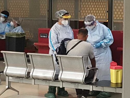 Portano il virus a Roma dal Bangladesh: 36 passeggeri positivi e 77 casi