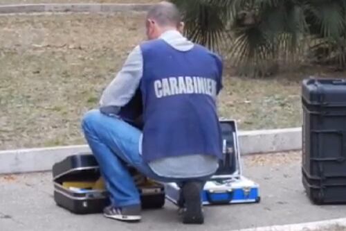 Orrore a Grottarossa, fugge ferita in strada: il marito trovato senza vita