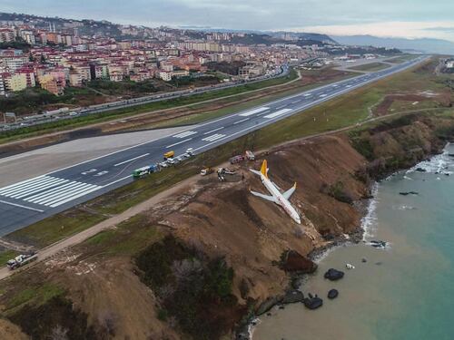 Turchia, aereo esce di pista durante l'atterraggio e finisce sulla scogliera