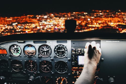 Air India, panico in volo. Perdita di quota e caos: pilota positivo a sostanze psicoattive