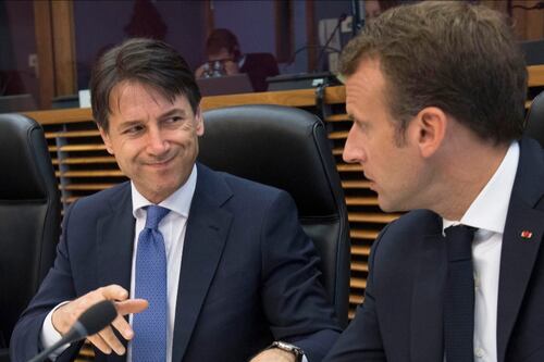 Macron: centri d'accoglienza in Italia. Conte non ci sta: "Li faccia pure lui"