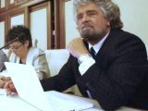 E Beppe Grillo fa la predica in Senato "Siete vecchi, dimettetevi tutti"
