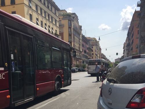Bus perde olio a Roma, paura per i motociclisti vicino al Tribunale
