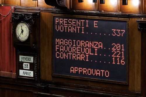 Quando viene approvato il Def esplode il caos: il Pd abbandona l'Aula