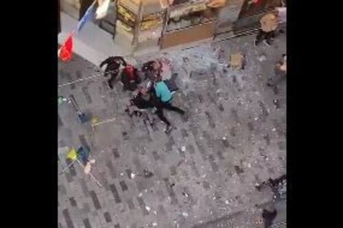 Istanbul, esplosione in pieno centro. Morti e feriti in strada