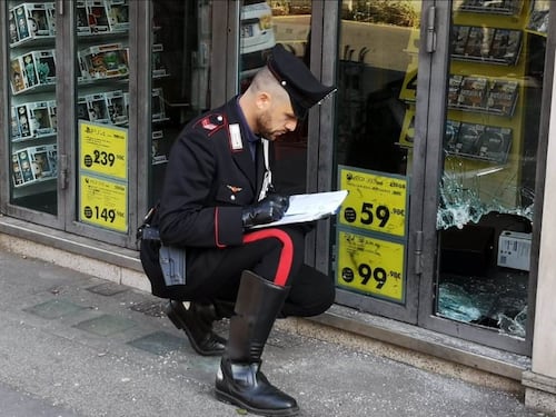 Roma, ladro entra dal buco e non riesce più a uscire come un topo in trappola