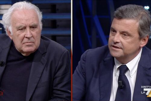 Di Martedì, Santoro umilia Calenda: "Se venivo a Milano eravate 301". E insiste sul governo fascista