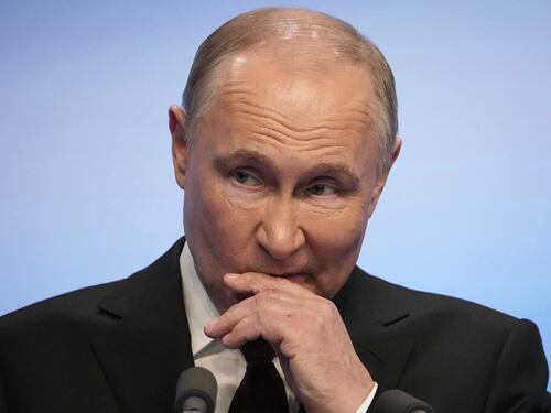 Elezioni in Russia, Ong contro Vladimir Putin: "Censura militare"