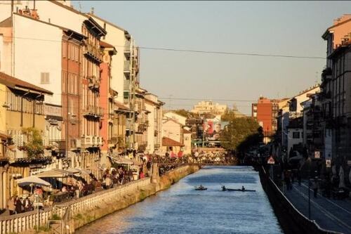 Bimbo di 8 anni cade nel Naviglio Grande e muore