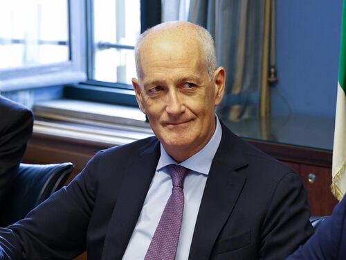 Franco Gabrielli allo scoperto: Ostia commissariata con una "supercazzola" per salvare Roma