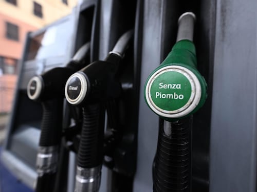 Caro carburanti, arriva il decreto sulle accise: proroga fino a fine mese. Ma servono misure strutturali