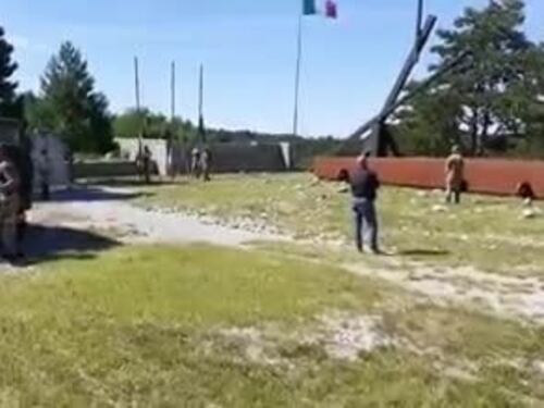 Via la bandiera italiana dal pennone più in alto. L'ultima offesa agli infoibati
