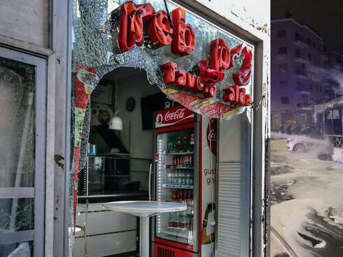Ancora un bus a fuoco. Soccorsa una donna, le fiamme devastano una pizzeria