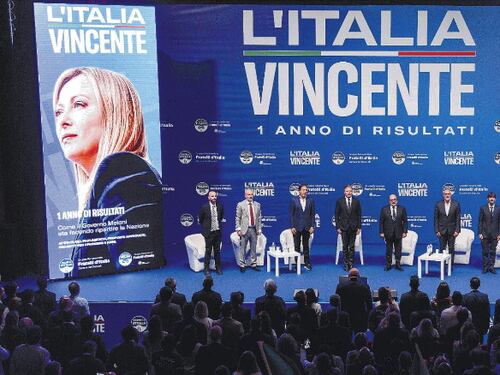Meloni risponde agli attacchi: "Rotolano nel fango, noi voliamo alti"