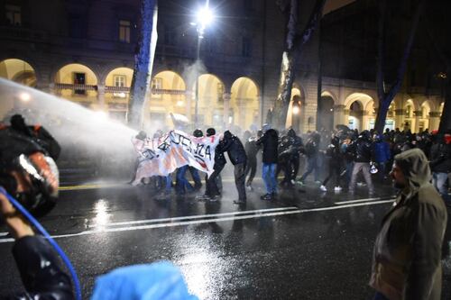 Torino, scontri al corteo anti-CasaPound. Tre agenti feriti, fermati due manifestanti