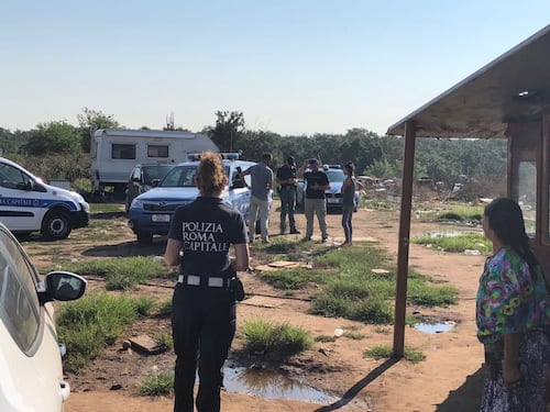 Blitz e controlli nel campo nomadi. Polizia e vigili a caccia di droga e armi
