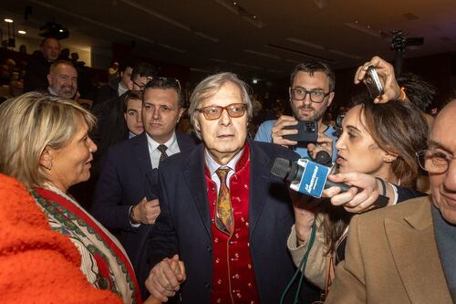 Sgarbi si rivede in pubblico a Ferrara. E il video diventa virale