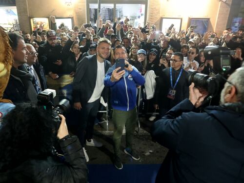 Selfie e cori, popolo biancoceleste in festa per il nuovo Lazio Store