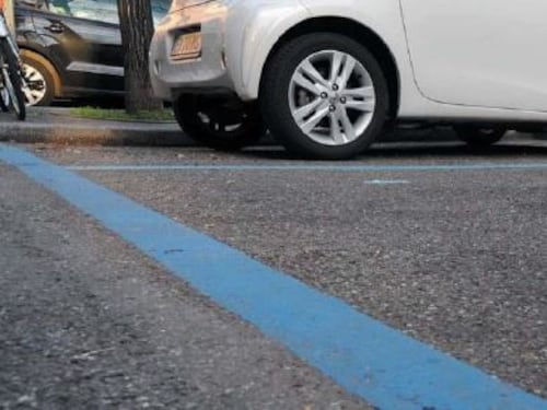 La Raggi ci fa a strisce. Blu. Il nuovo piano del Campidoglio per far cassa coi parcheggi