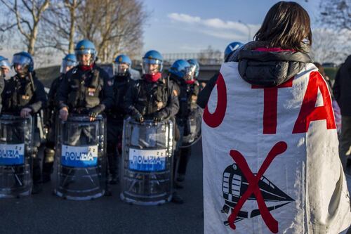 Proteste No Tav in Val di Susa: bombe carta e lacrimogeni contro le forze dell'ordine