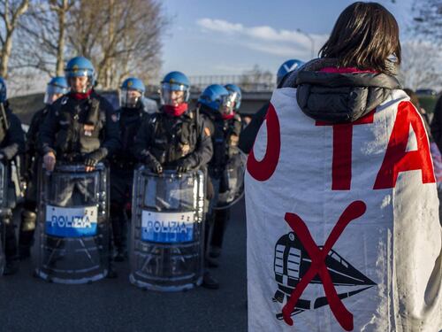 Proteste No Tav in Val di Susa: bombe carta e lacrimogeni contro le forze dell'ordine